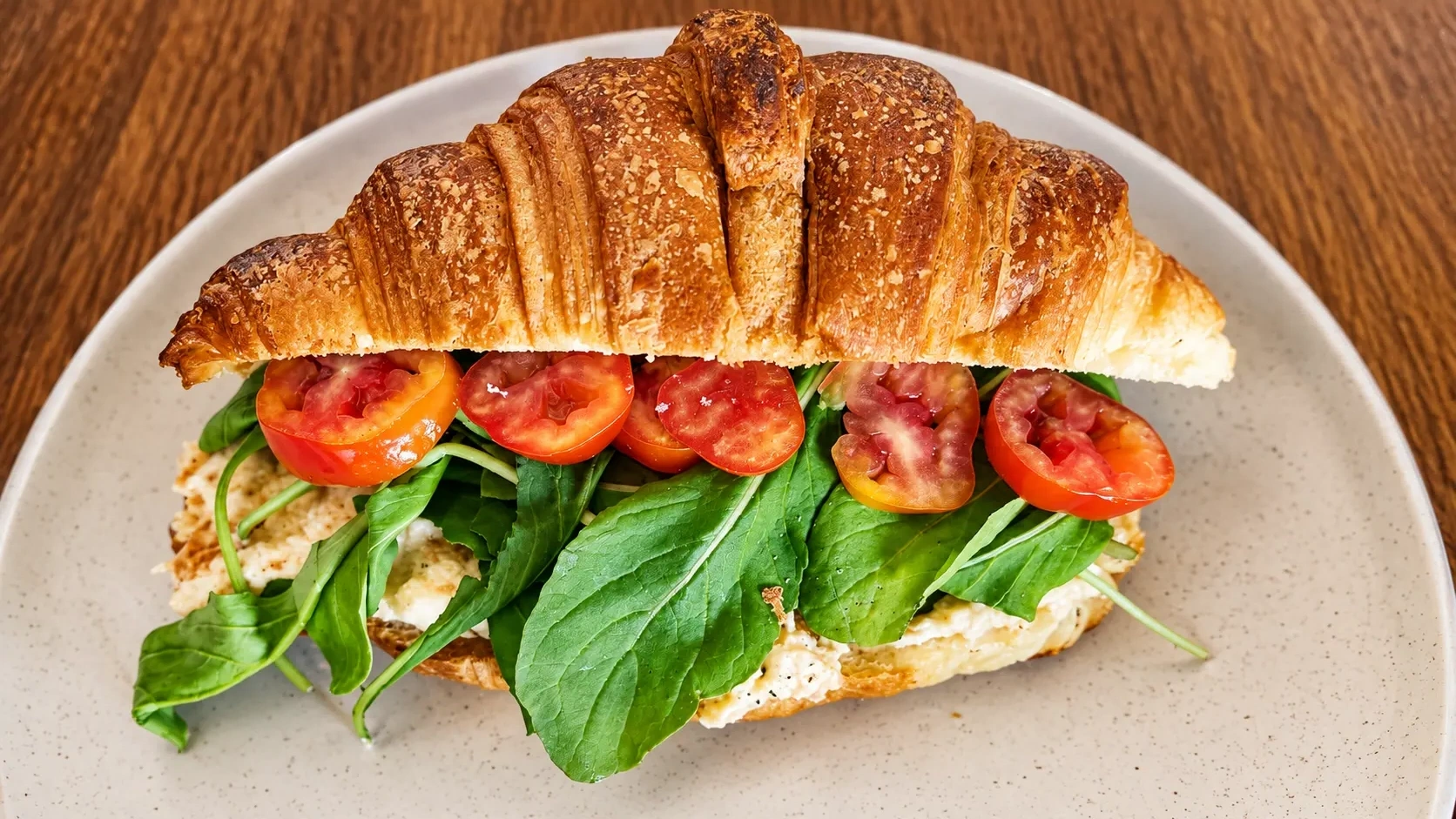 Croissant relleno con tomate y rúcula